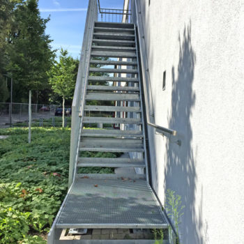 Stahltreppe mit Geländer und Wandhandlauf