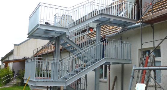 Außen-Treppenanlage als Aufgang zum Dachgeschoss