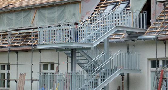 Außen-Treppenanlage als Aufgang zum Dachgeschoss