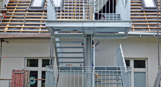 Außen-Treppenanlage als Aufgang zum Dachgeschoss