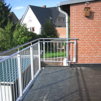 Spindeltreppe als Zugang zur Dachterrasse inkl. Treppen- und Terrassengeländer
