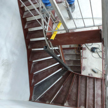 1/4-gewendelte Stahltreppe mit Geländer aus Edelstahl