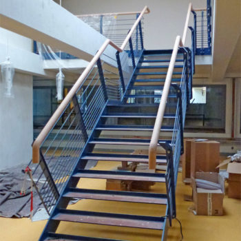 Einläufige Stahltreppe mit Zwischenpodest und Treppengeländer mit Doppelpfosten