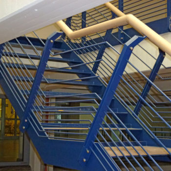 Einläufige Stahltreppe mit Zwischenpodest und Treppengeländer mit Doppelpfosten