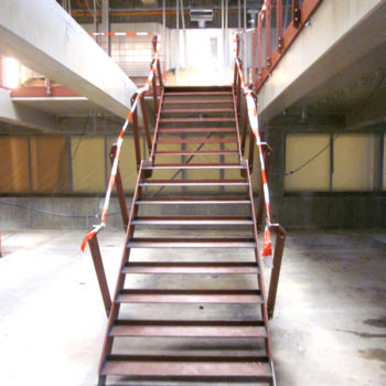 Einläufige Stahltreppe mit Zwischenpodest und Treppengeländer mit Doppelpfosten
