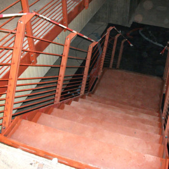 Einläufige Stahltreppe mit Zwischenpodest und Treppengeländer mit Doppelpfosten