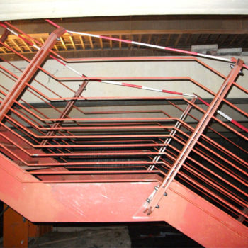 Einläufige Stahltreppe mit Zwischenpodest und Treppengeländer mit Doppelpfosten