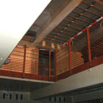 Galeriegeländer mit Doppelpfosten und waagerechten Füllstäben mit Übergang in ein Treppengeländer