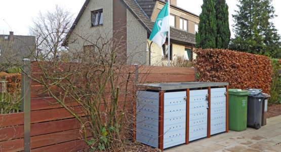 Edelstahlpfosten mit Rankhilfen für Holzzaun